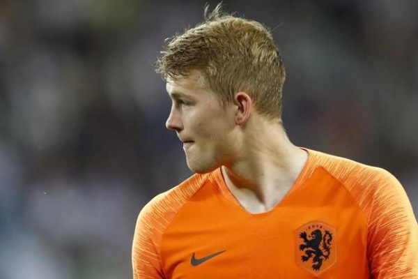 德弗里踢什么位置？